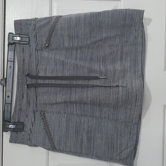 Athleta Gray Metro Stripped Zip Pockets Skort Size Small - Picture 3 of 6